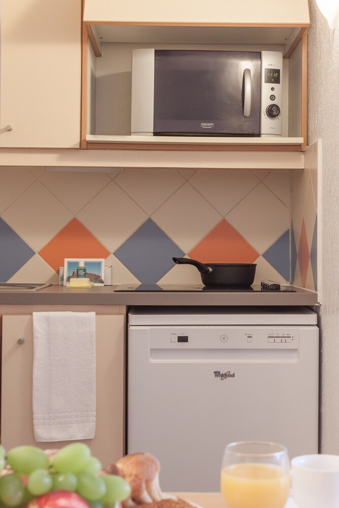 Standard 1 Bedroom Apartment for 6 Air-conditioned - In-Room Kitchen
