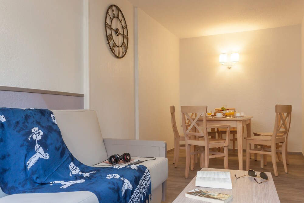 Standard 1 Bedroom Apartment for 6 Air-conditioned - Living Room
