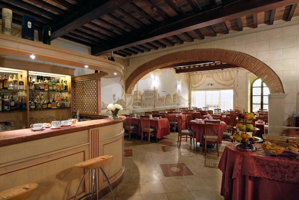 Hotel Bar