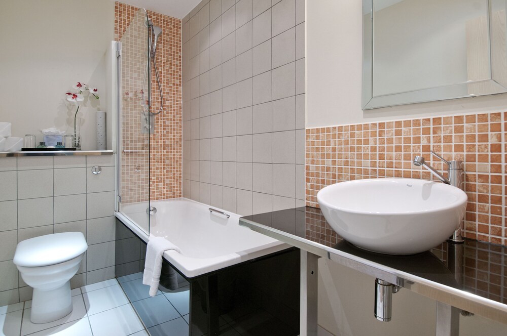 Quad Apartment - Bathroom
