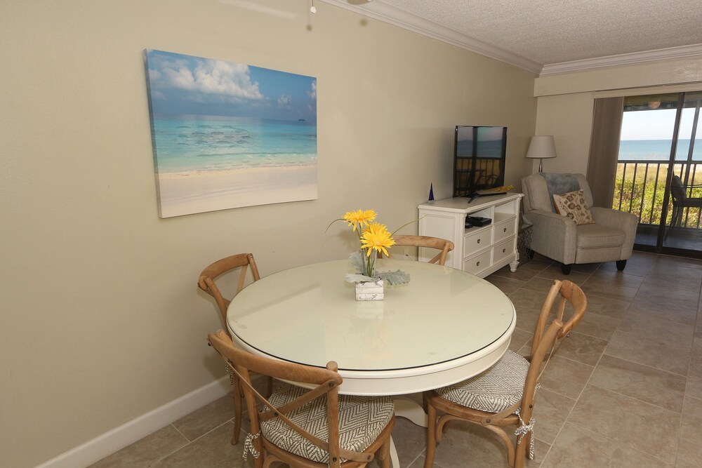 Two bedroom/ two bath gulfront - In-Room Dining