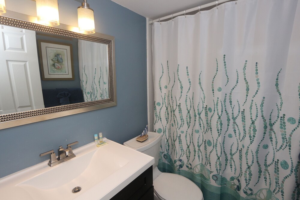 Two bedroom/ two bath gulfront - Bathroom