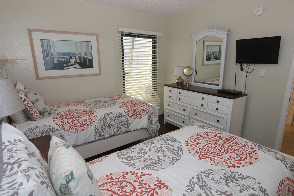 Two bedroom/ two bath gulfront - Guestroom