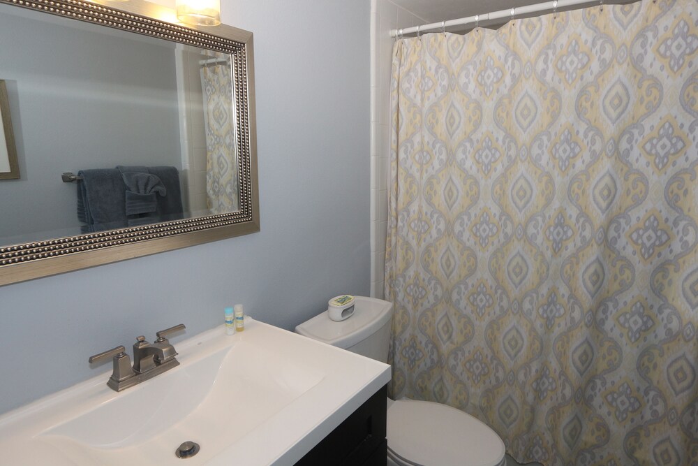 Two bedroom/ two bath gulfront - Bathroom
