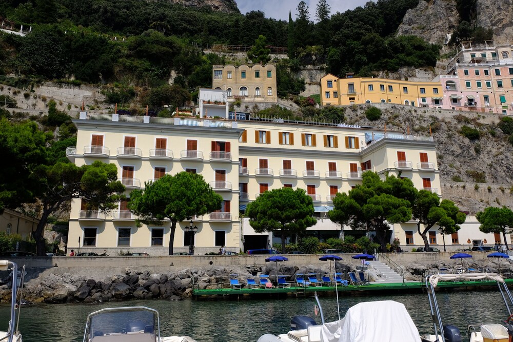 Facciata hotel (sera/notte)