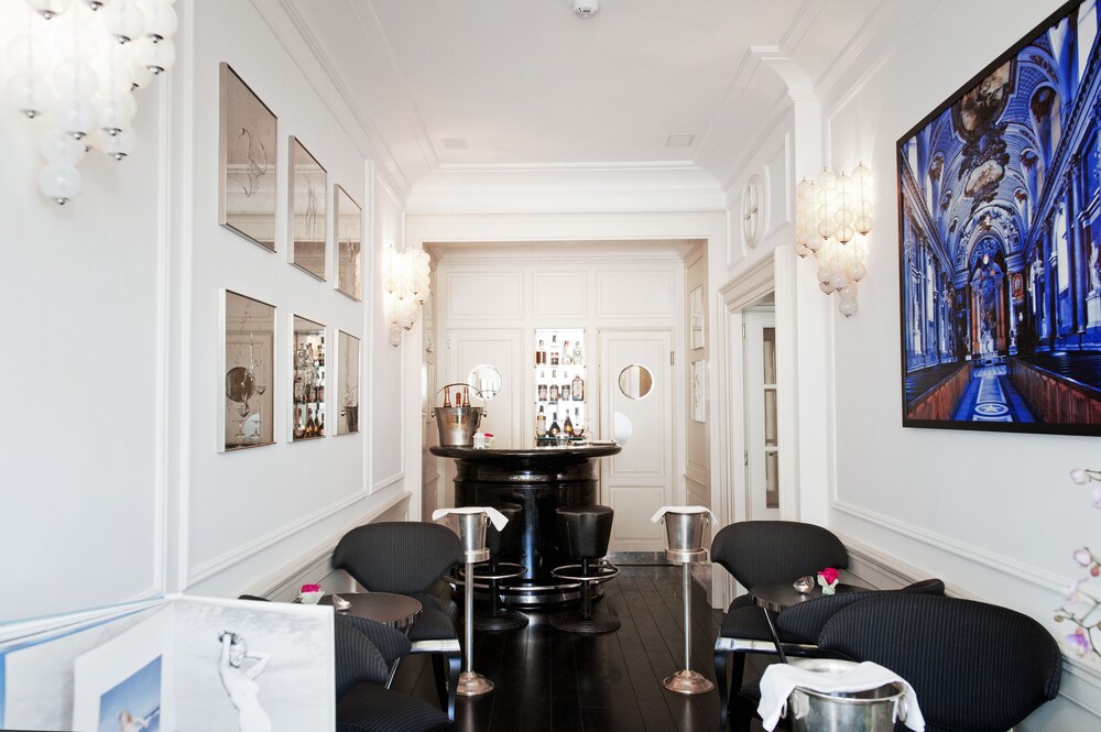 Hotel Bar