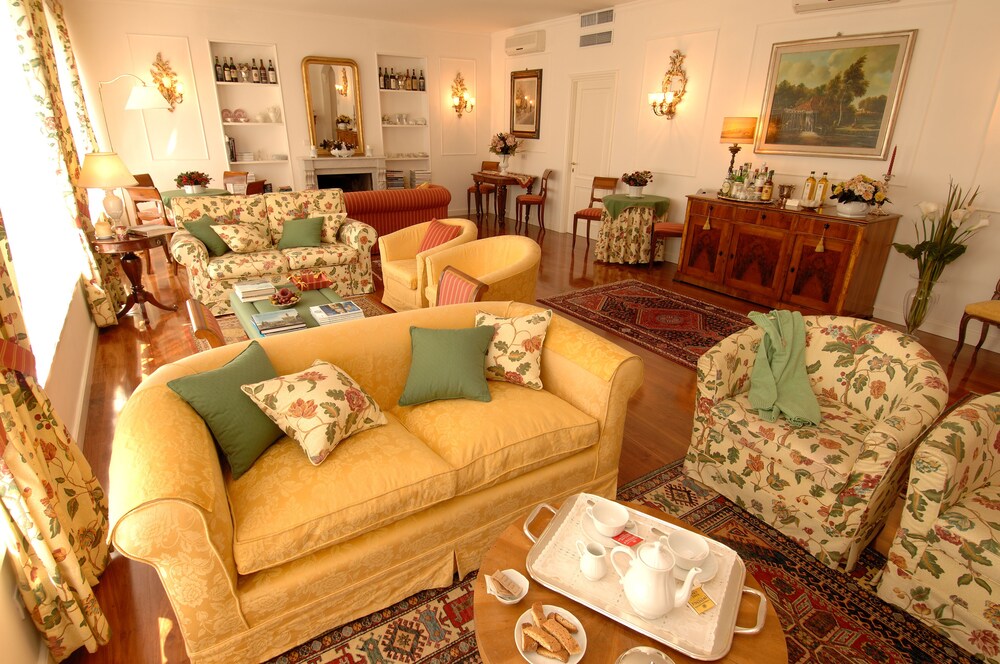 Hotel Lounge