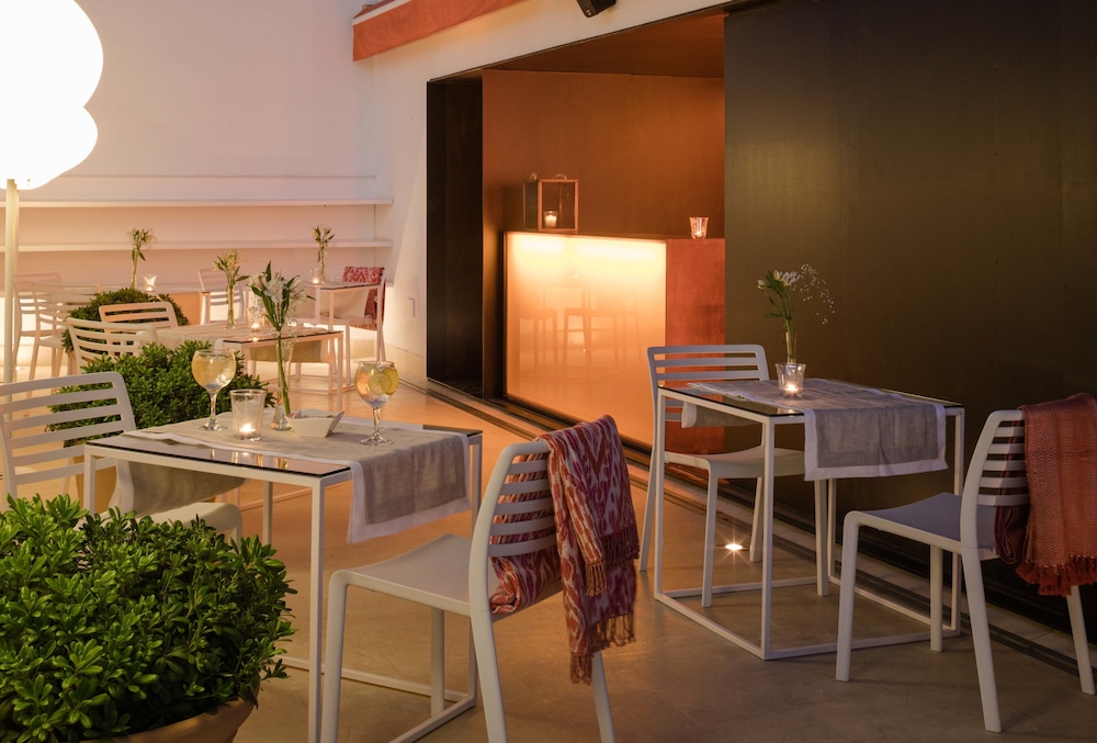 Bar junto a la piscina