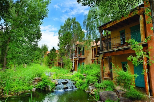 El Monte Sagrado Living Resort & Spa