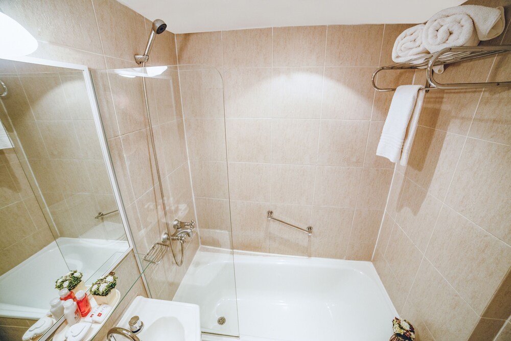 Triple Room - Bathroom