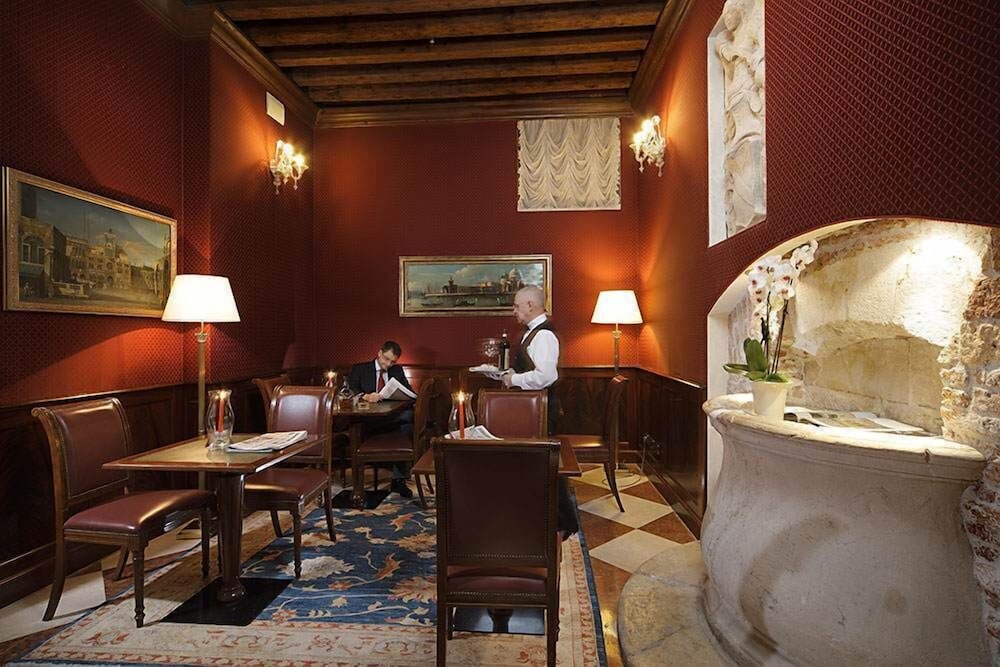 Hotel Bar