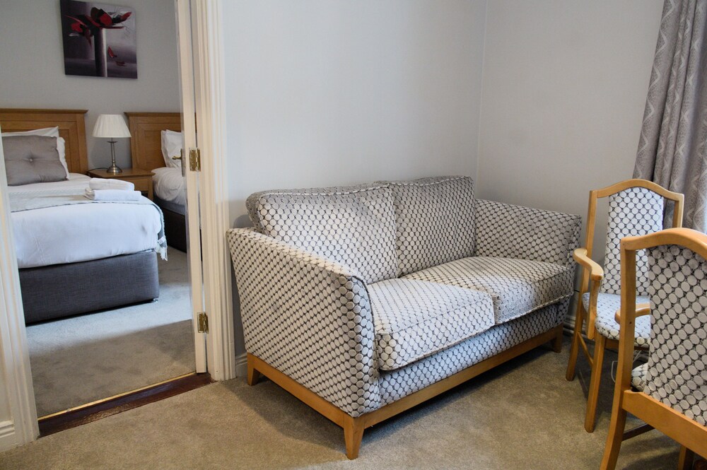 Basic Studio, 3 Single Beds - Guestroom