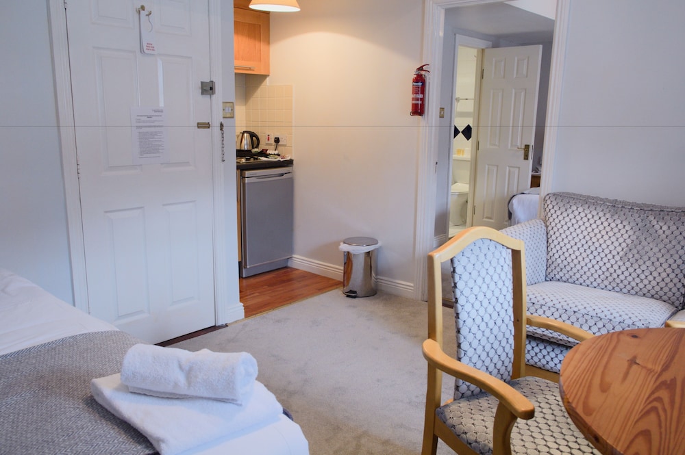 Basic Studio, 3 Single Beds - Guestroom