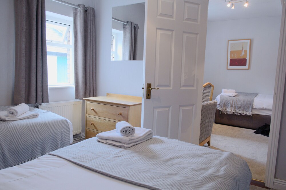 Basic Studio, 3 Single Beds - Guestroom
