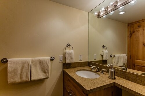 Deluxe Studio, 1 Queen Bed - Bathroom