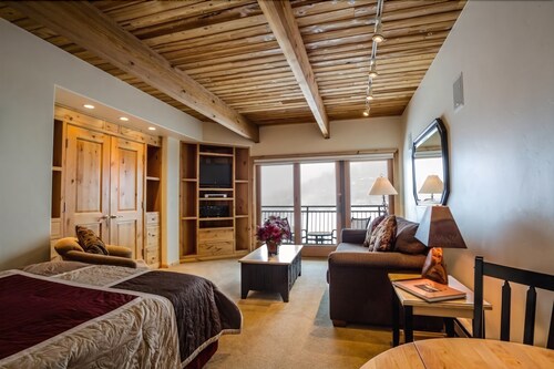 Deluxe Studio, 1 Queen Bed - Living Area