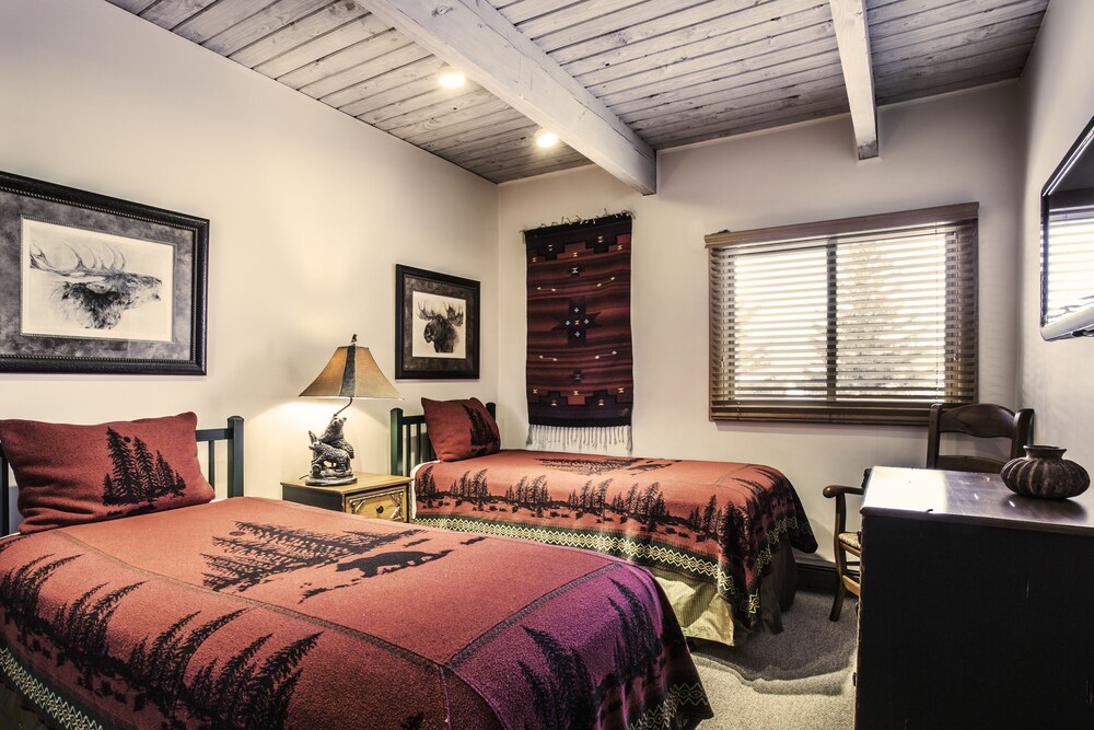 Deluxe Room, 2 Bedrooms, Kitchen - Guestroom