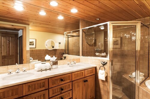 Deluxe Room, 2 Bedrooms, Kitchen - Bathroom
