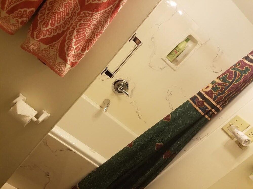 Deep Soaking Bathtub