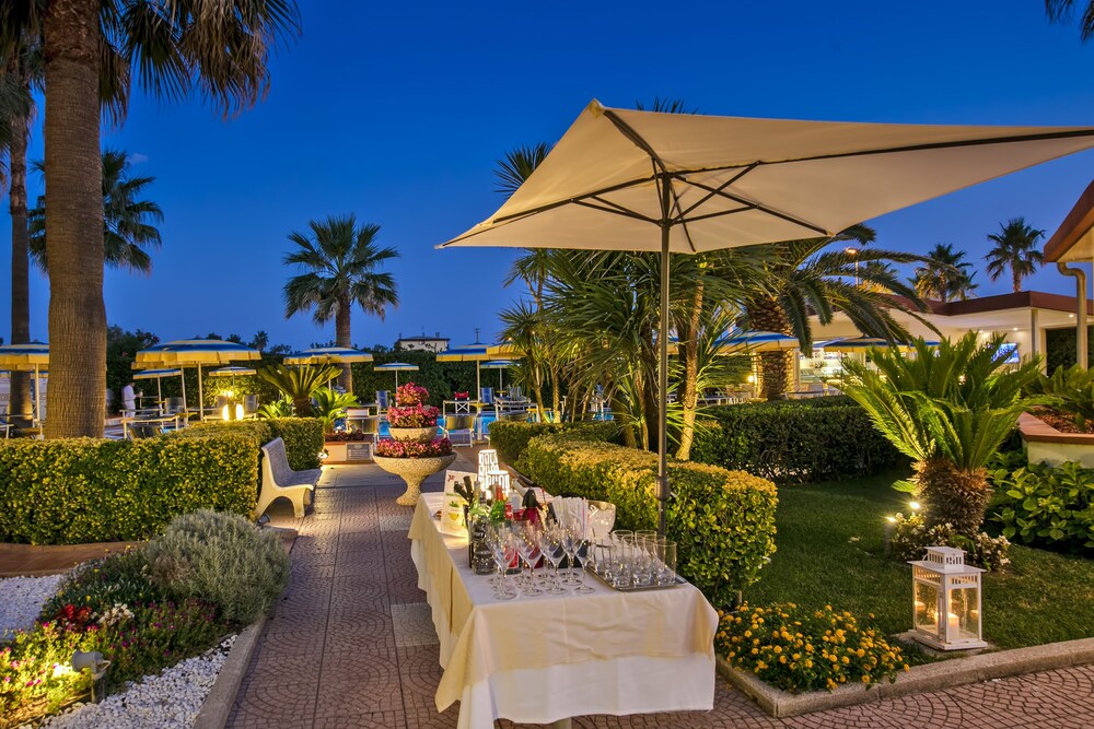 Poolside Bar