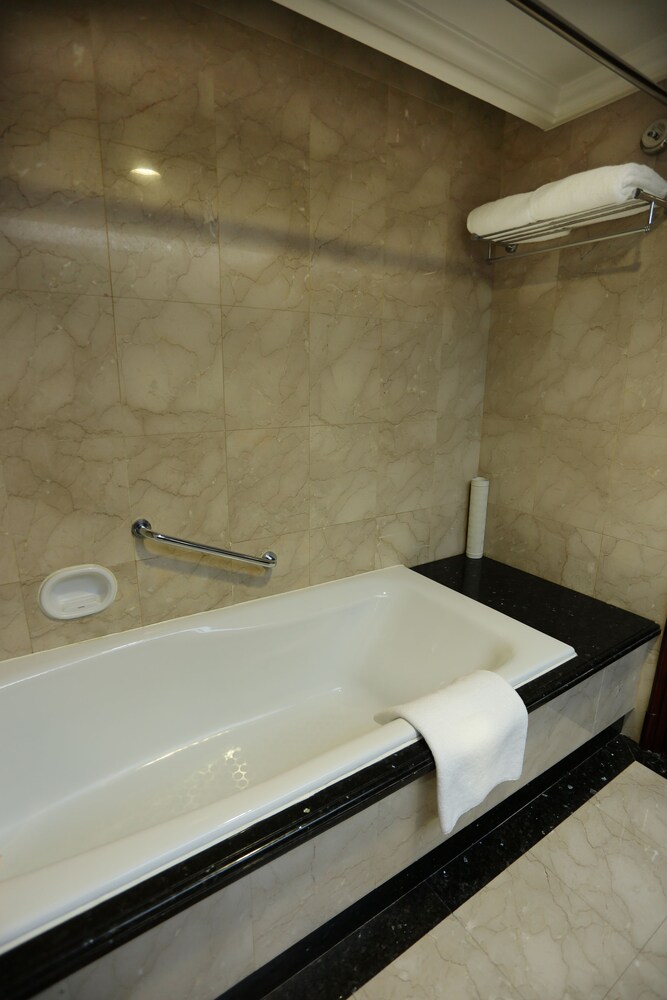 Deep Soaking Bathtub