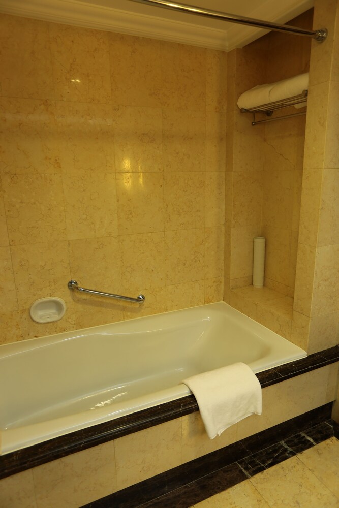 Deep Soaking Bathtub