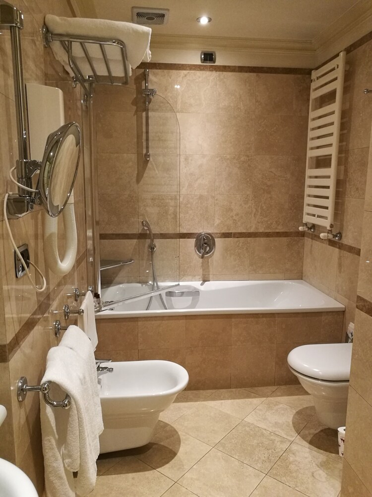 Executive Suite - Bathroom