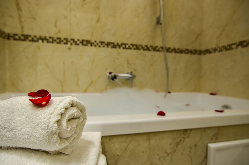 Executive Suite - Bathroom