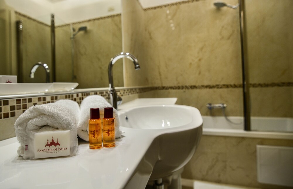Superior Double Room - Bathroom