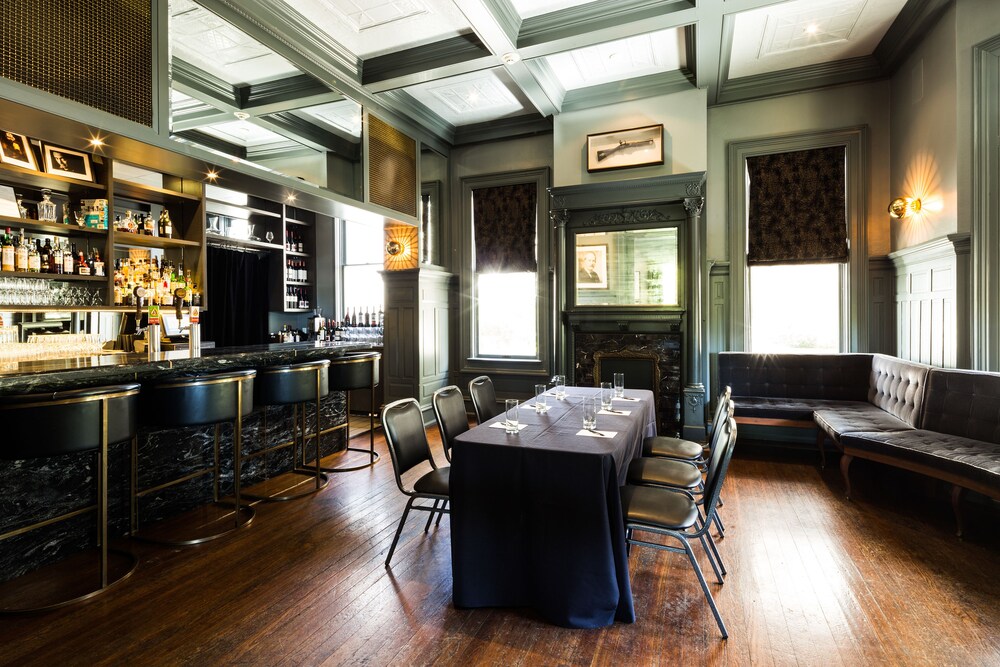 Hotel Bar