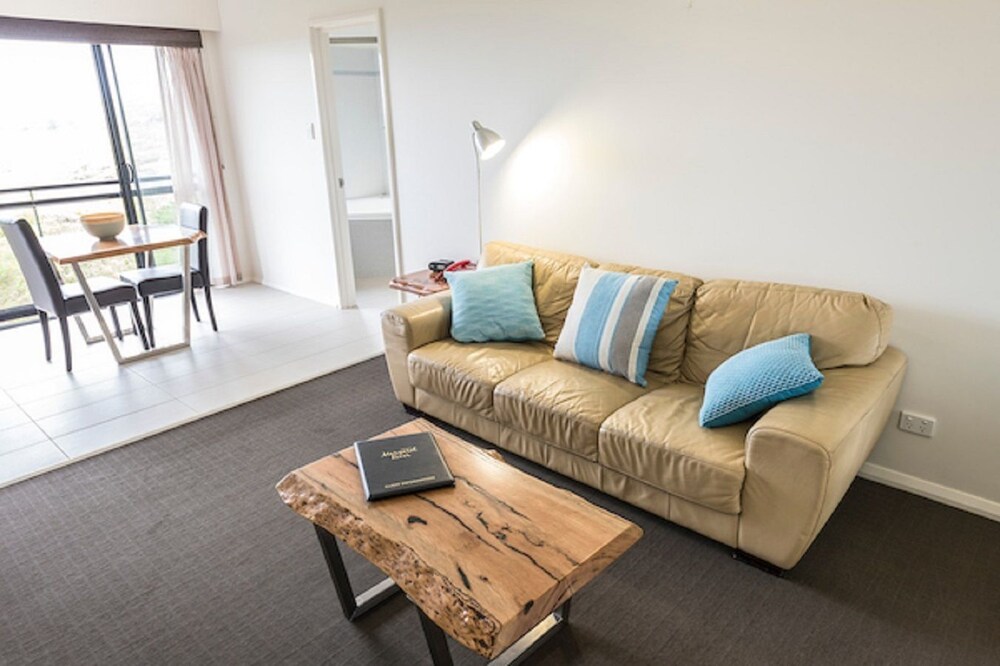 One Bedroom Apartment Special Access - Guestroom