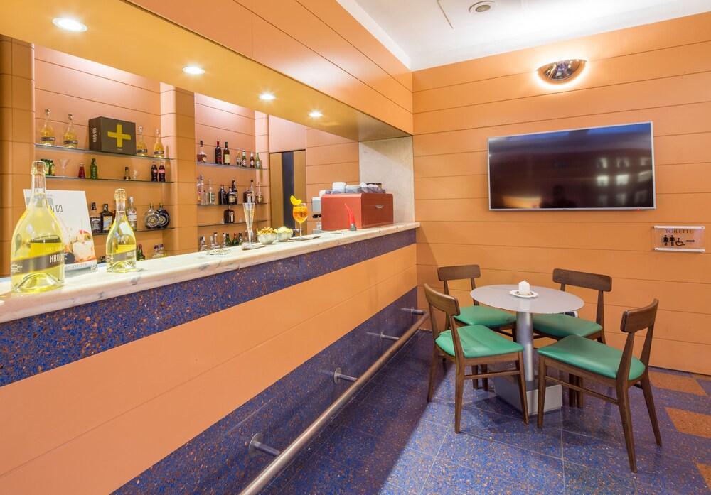 Hotel Bar