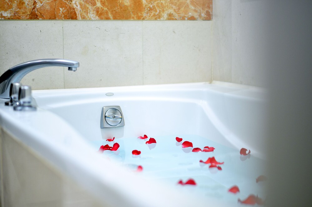 Deep Soaking Bathtub