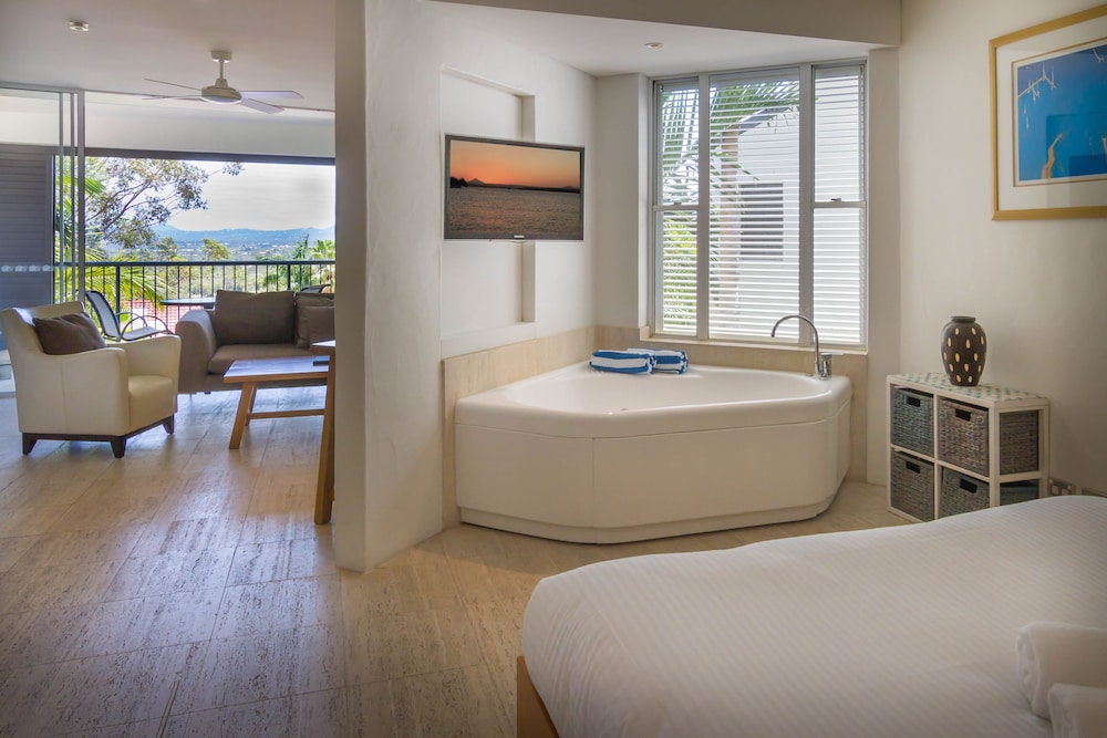 Deluxe One Bedroom Suite - Guestroom