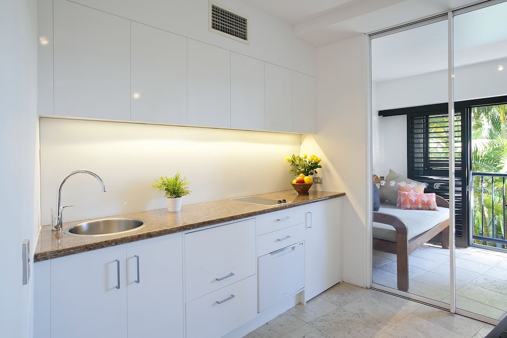 Deluxe One Bedroom Suite - In-Room Kitchen