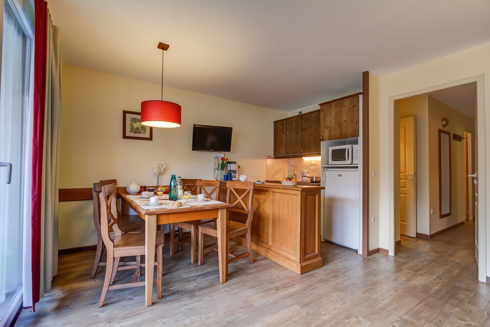 Apartment, 2 Bedrooms - Living Room