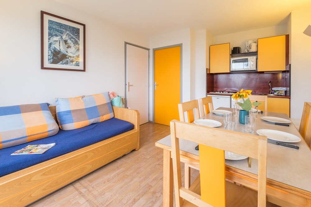 Apartment, 2 Bedrooms - Living Room