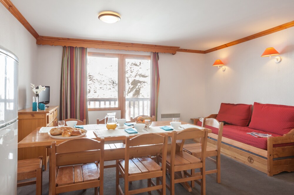 2 bedroom apt 5/6 - standard - Living Area