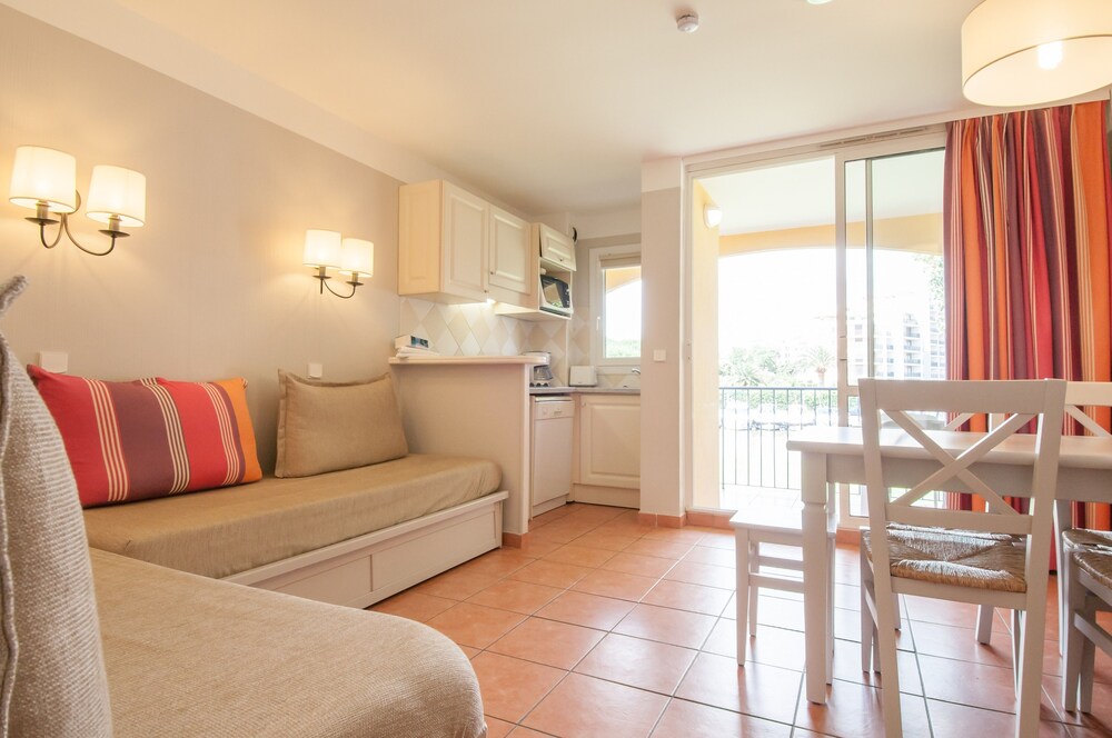 Standard Apartment, 2 Bedrooms - Living Room
