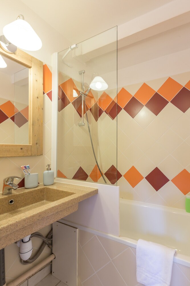Standard 1 Bedroom for 6 people - Bathroom