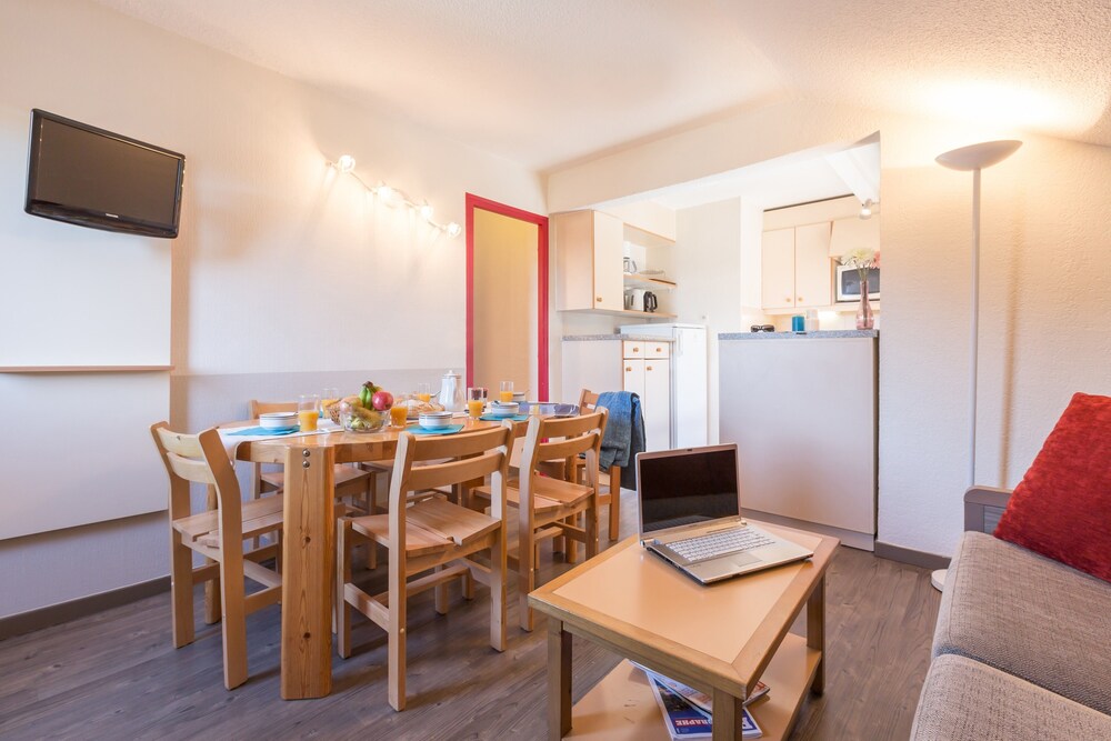 Standard 1 Bedroom for 6 people - Living Room
