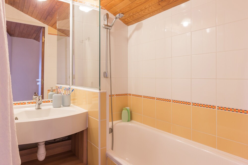 Standard Apartment - Bathroom