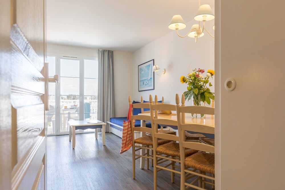 1-2 bedrooms 6-7 pers Cap Ocean Standard - Living Area