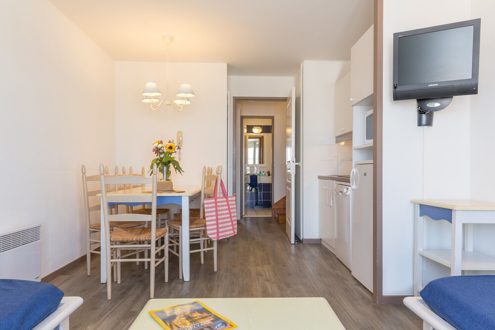 1-2 bedrooms 6-7 pers Cap Ocean Standard - In-Room Dining