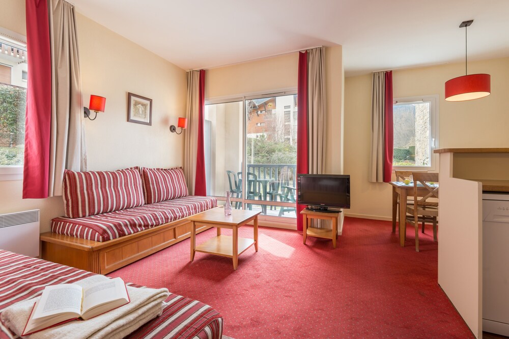 Standard 1/2 Bedroom Apartment for 6 people - Living Room