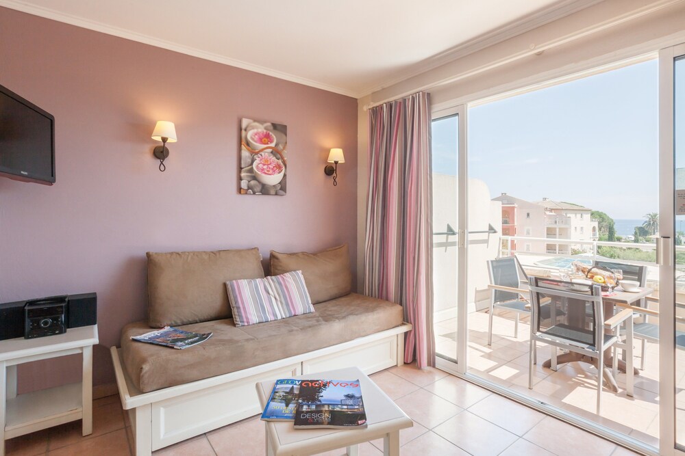 Standard 1 Bedroom Apartment for 4 people - Living Area