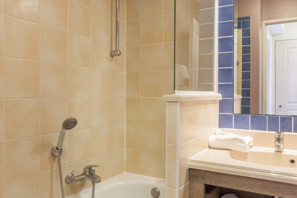 Standard 1 Bedroom Apartment for 4 people - Bathroom