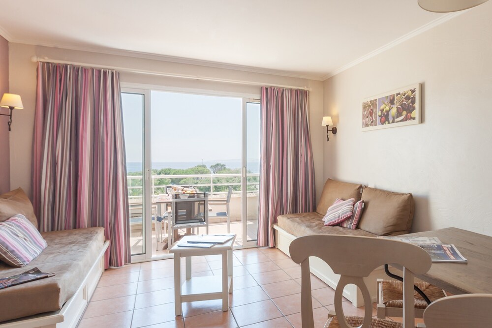 Standard 1 Bedroom Apartment for 4 people - Living Area