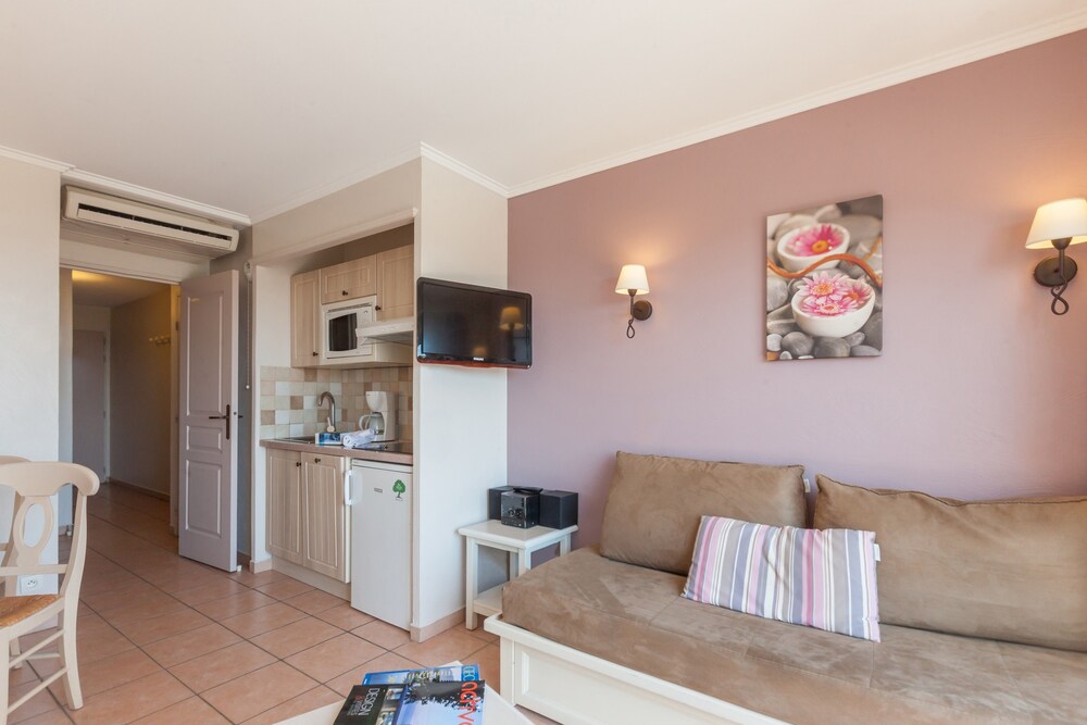 Standard 1 Bedroom Apartment for 4 people - Living Area