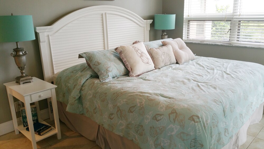 Condo, 1 King Bed with Sofa bed - Guestroom
